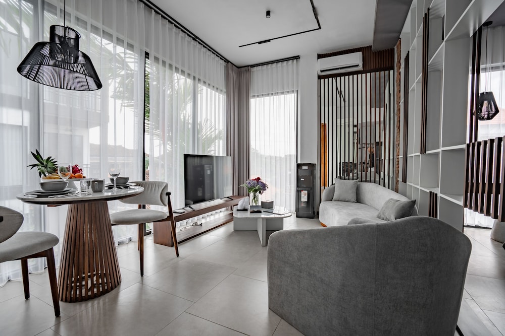 Studio, 1 King Bed, Balcony
