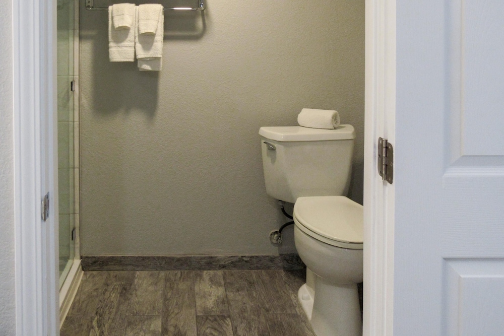 Suite, Multiple Beds, Non Smoking - Photo 7