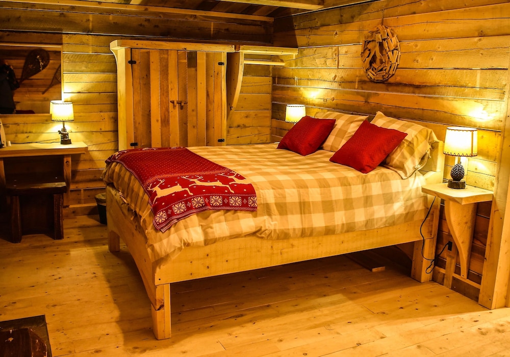 Deluxe Chalet, 1 Queen Bed, River View photo 3