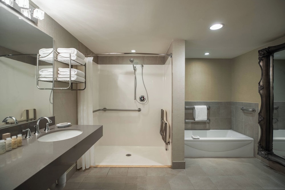 Luxury Suite, 1 Bedroom, Pool View - Photo 4