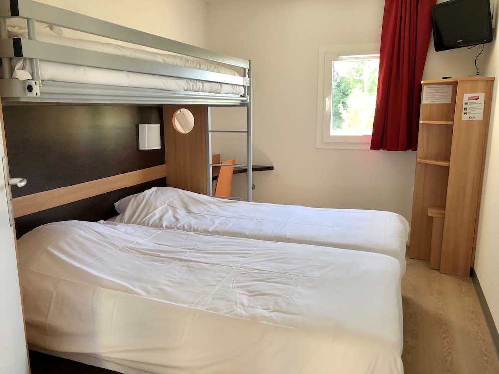 Standard Room, Multiple Beds photo 3