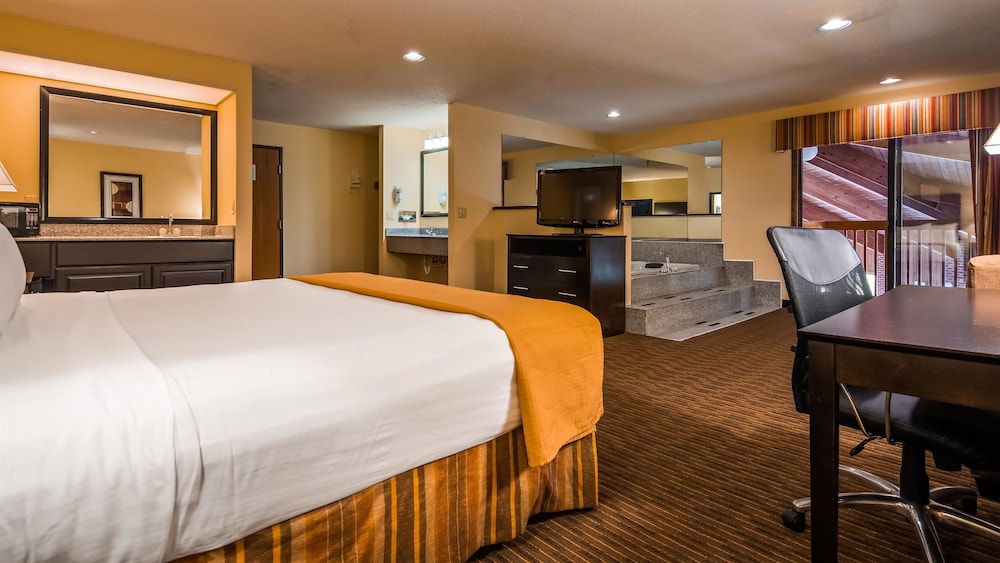 Suite, 1 King Bed, Non Smoking, Jetted Tub photo 3