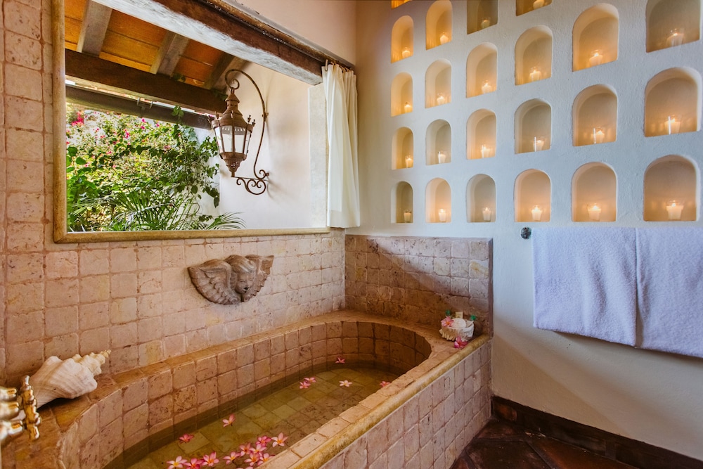 Junior Suite Crown view, 1 Queen Bed, Courtyard View, Balcony, photo 6