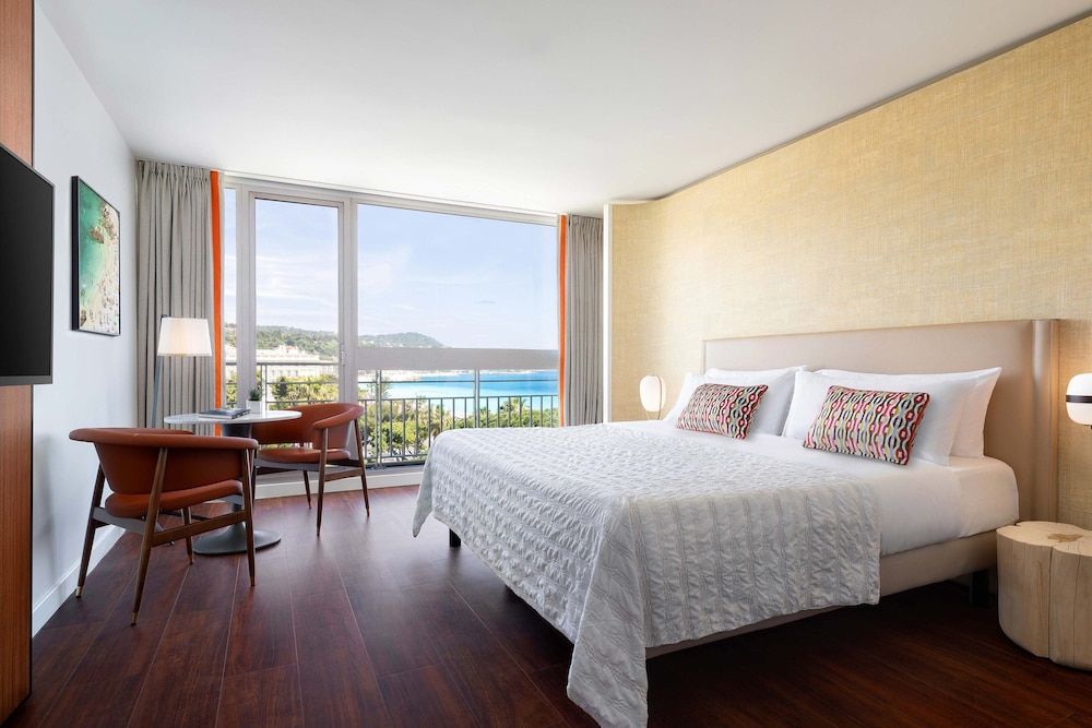 Deluxe Room, 1 King Bed, Garden View - Photo 1