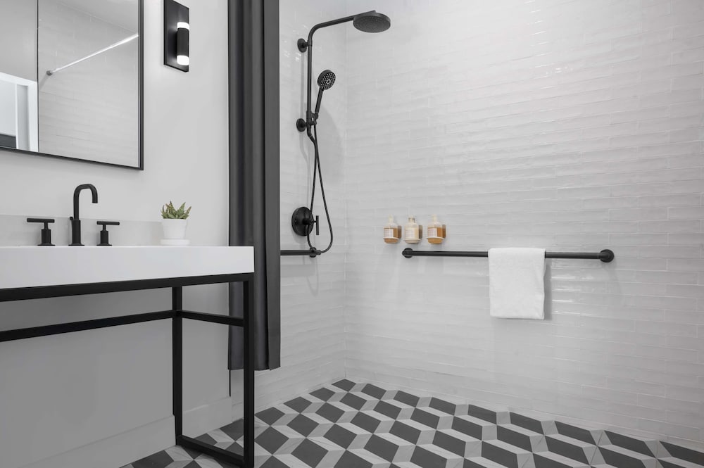 Premier Suite, 1 King Bed (Mobility, Roll-In Shower) - Photo 5