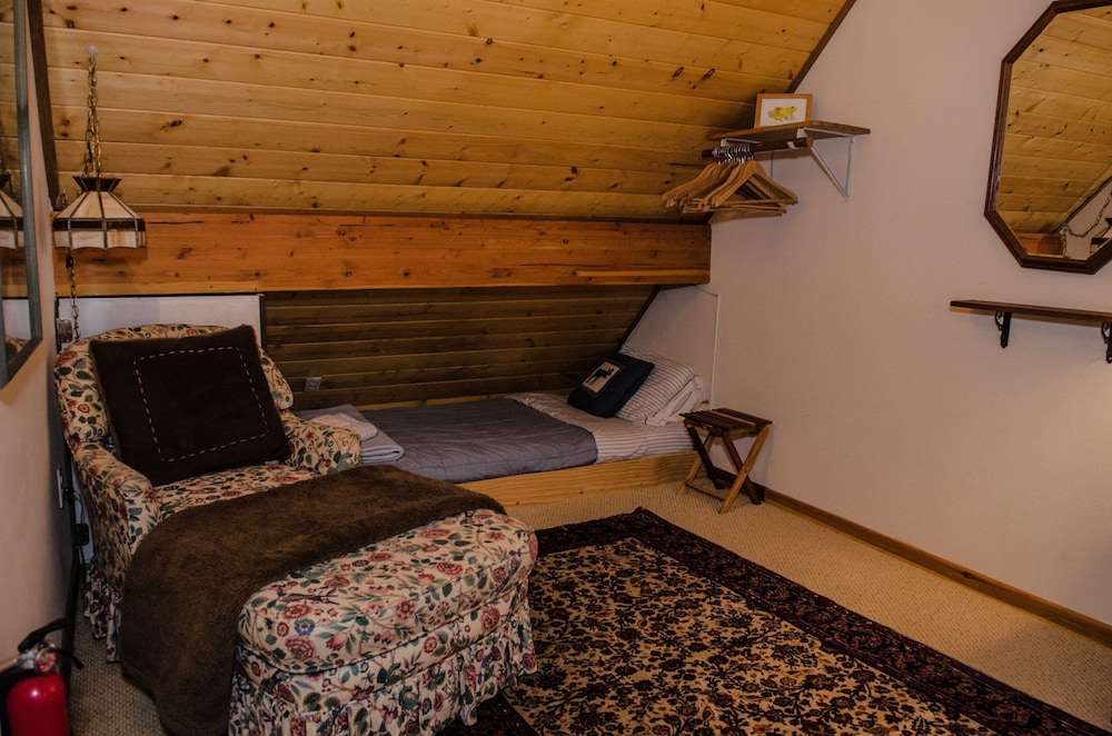 Cabin, 1 Bedroom, Smoking, Patio photo 3