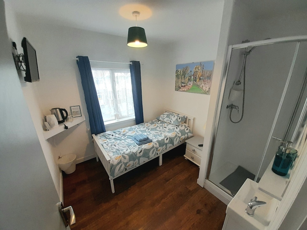 Classic Single Room, Private Bathroom photo 3