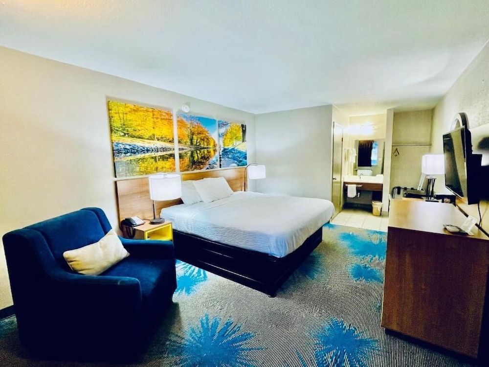 Standard Room, 1 King Bed - Photo 3