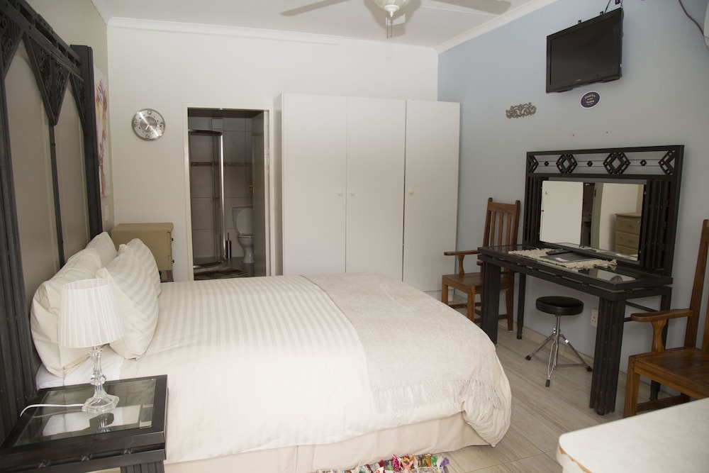 Queen Room photo 2