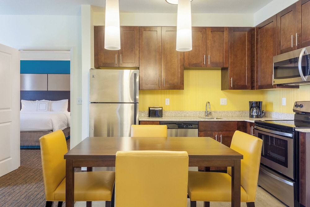 Two-Bedroom Suite with Roll-in Shower - Mobility and Hearing Accessible thumbnail 6