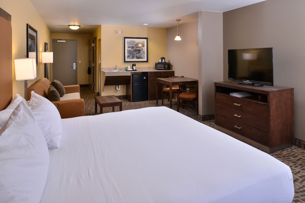 Suite, 1 King Bed, Roll-in Shower (Roll-In Shower) photo 2