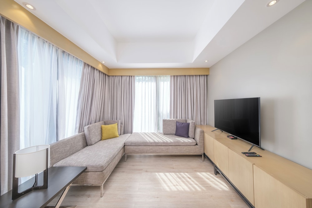 Two-Bedroom Family Suite with 1 King Bed and 1 Bunk Bed photo 2