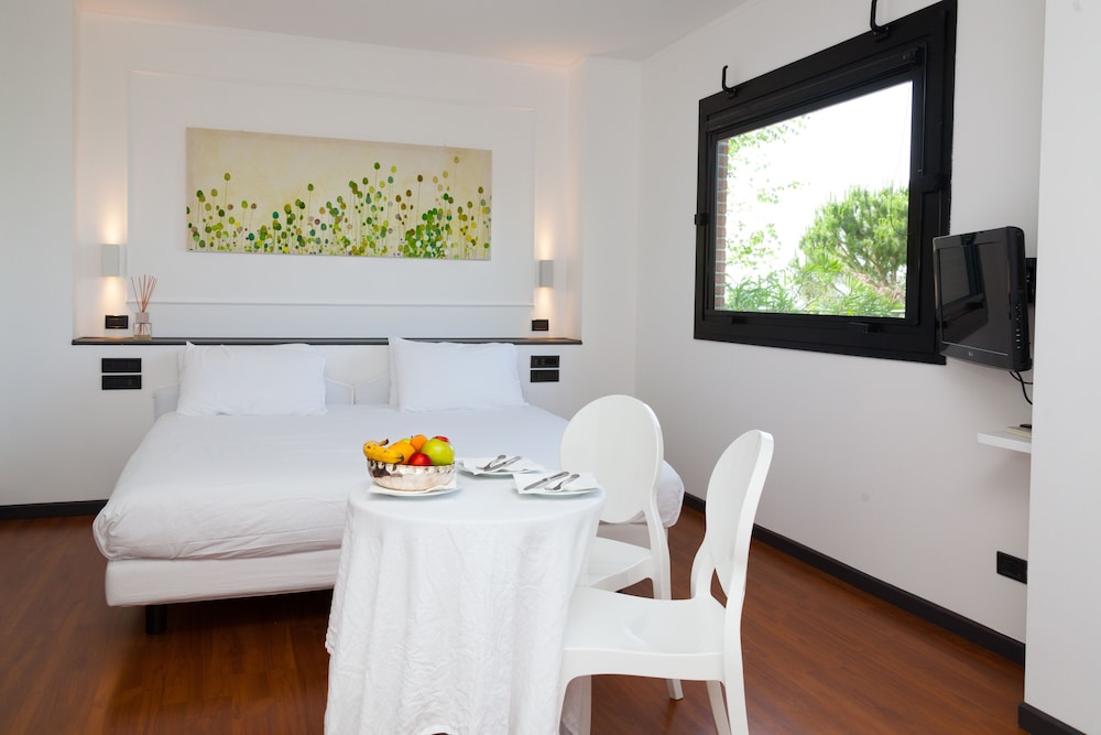 Junior Triple Room, 2 Bathrooms, Hill View photo 3