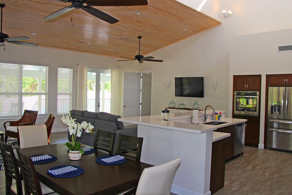 Luxury Villa, 2 Bedrooms, Kitchen, Poolside, photo 6