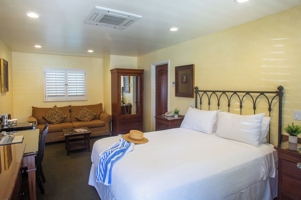 Deluxe Room, 1 Queen Bed with Sofa bed