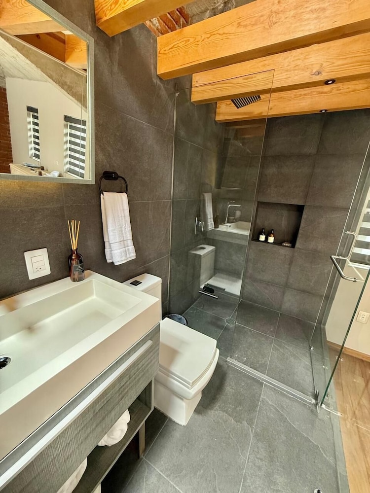 Skylight Double Suite photo 3