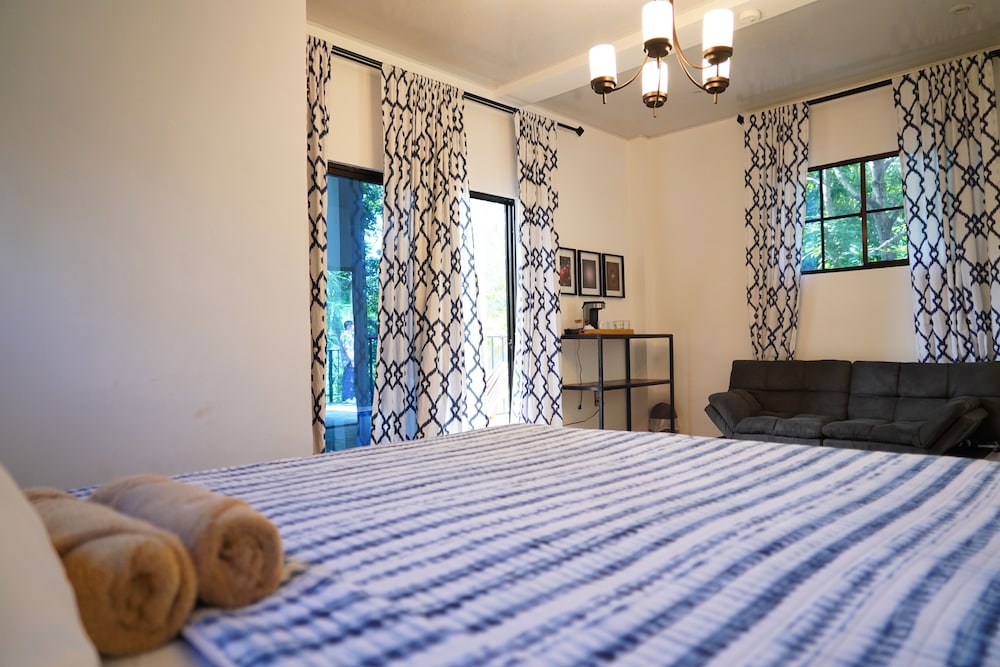 Exclusive Single Room, 1 Queen Bed, Mountain View