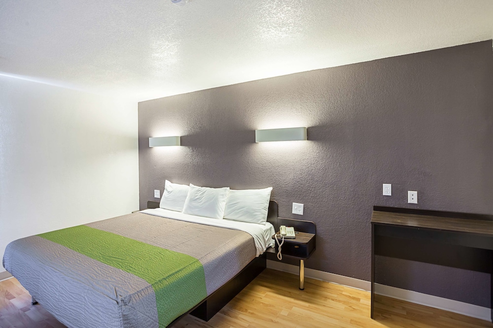 Standard Room, 1 King Bed, Smoking photo 1