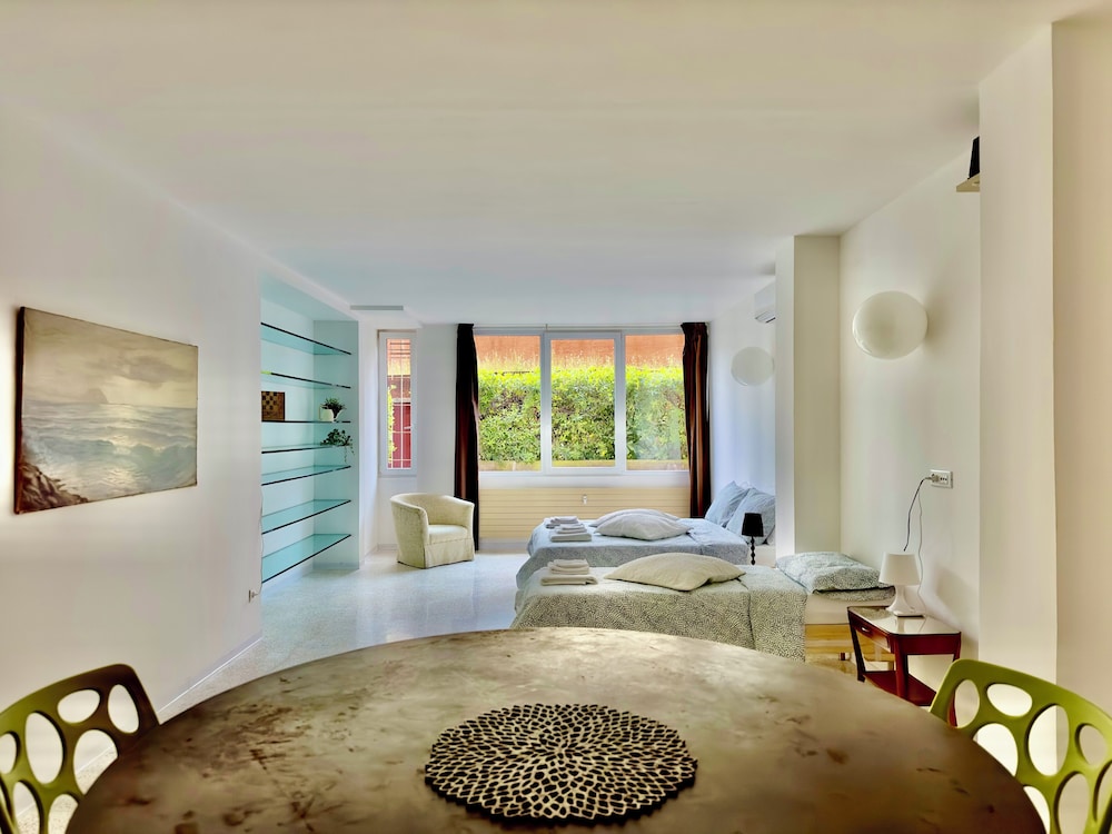Classic Apartment, Courtyard View