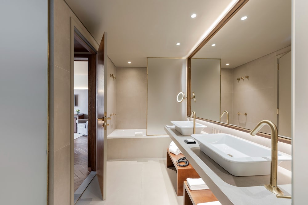 Suite - Photo 3