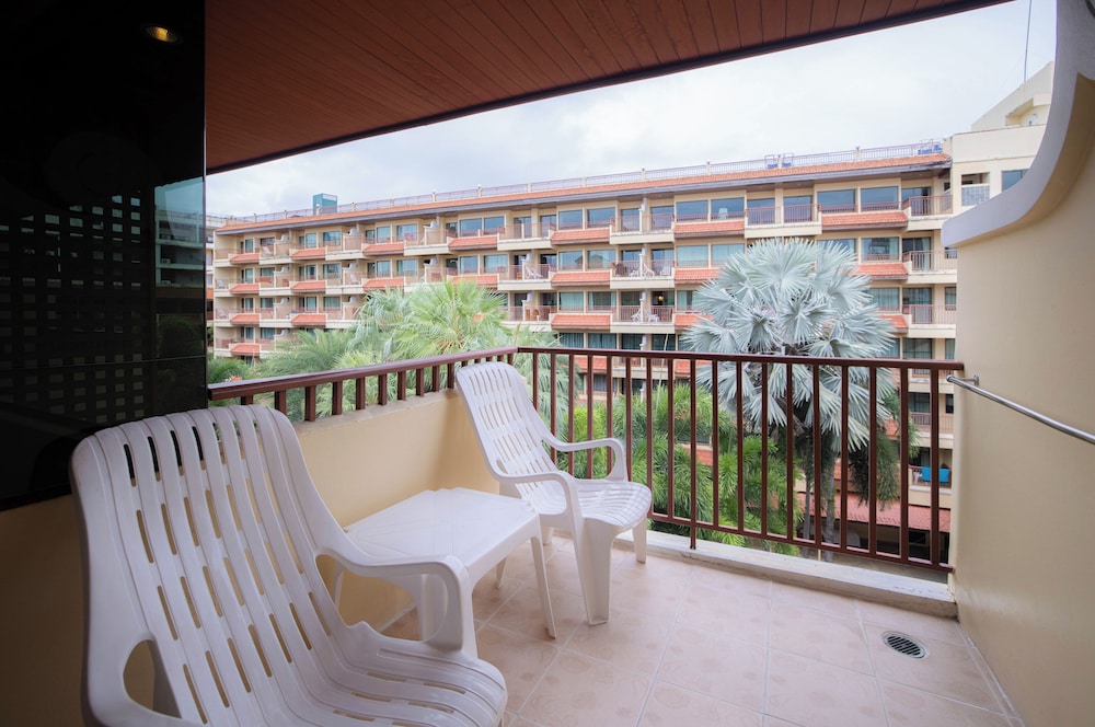 Deluxe Pool View Twin Room with Balcony - Photo 3