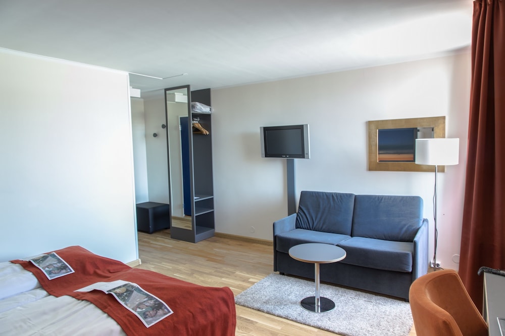 Family Room, Multiple Beds - Photo 2