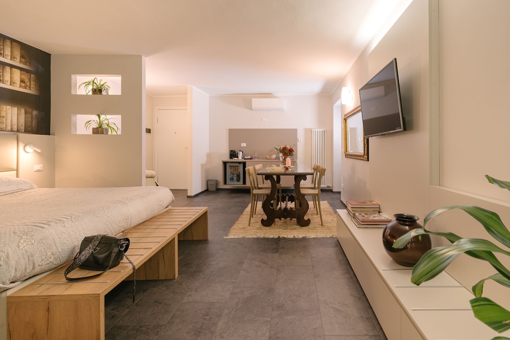 Deluxe Suite, 2 Bedrooms, Annex Building - Photo 8