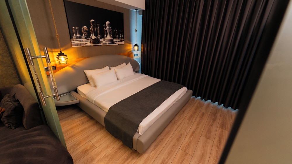 Junior Suite, 1 Queen 2 Single Beds photo 1