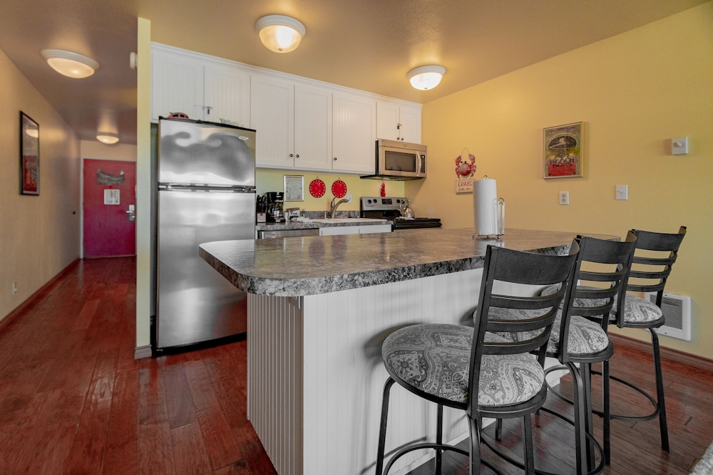Deluxe Condo, 1 King Bed with Sofa bed, Bay View (Bay Front 1 Bedroom King Suite Condo) photo 3