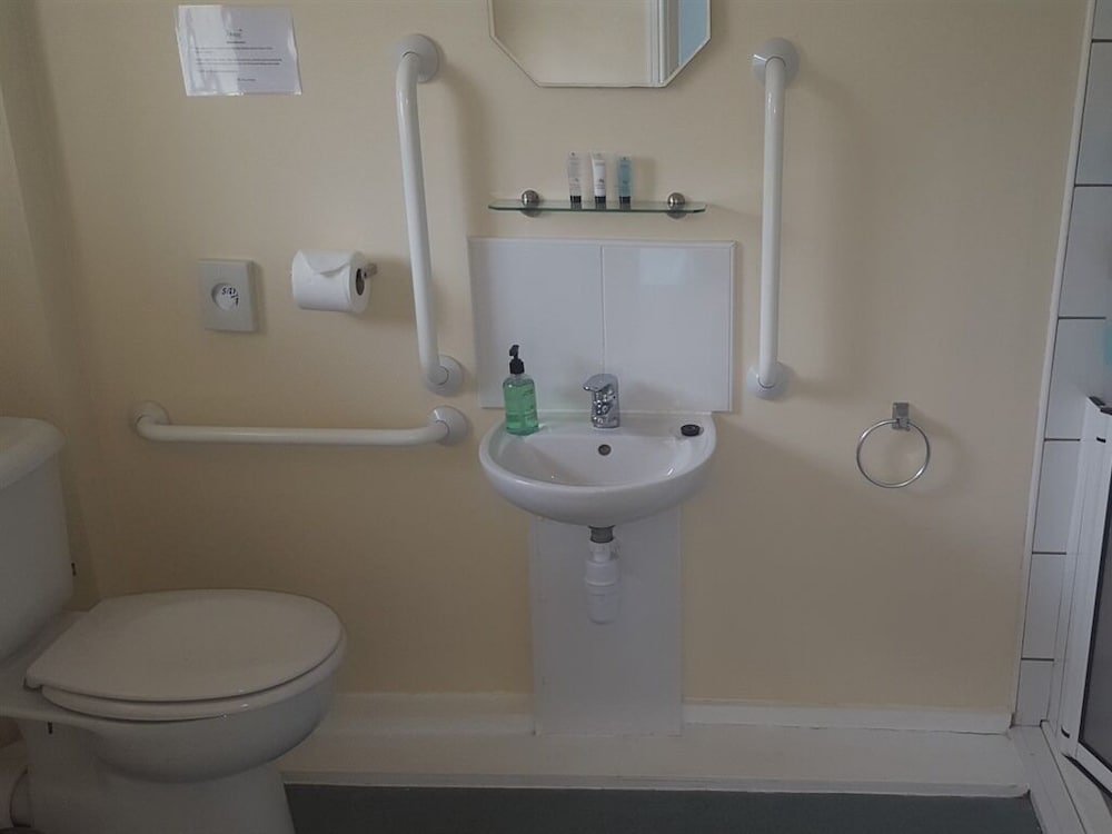 Suite, Ensuite photo 1