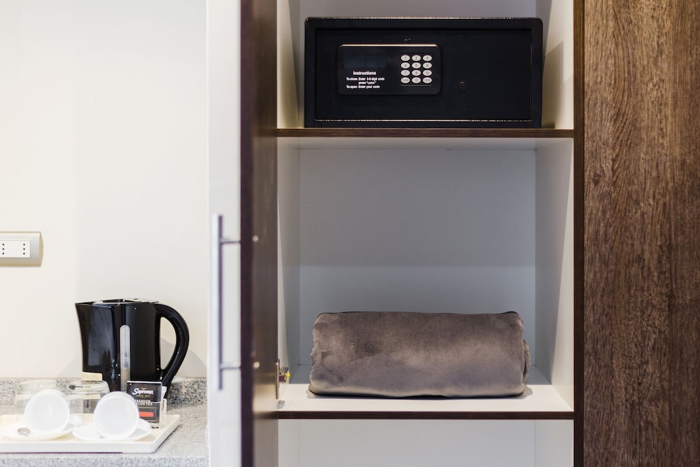 Premium Suite, 1 Queen Bed, Non Smoking, Kitchenette (Living Room) - Photo 16