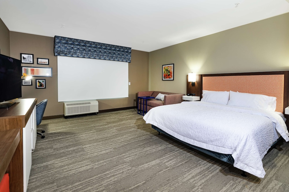 Room, 1 King Bed, Accessible (Hearing) - Photo 2