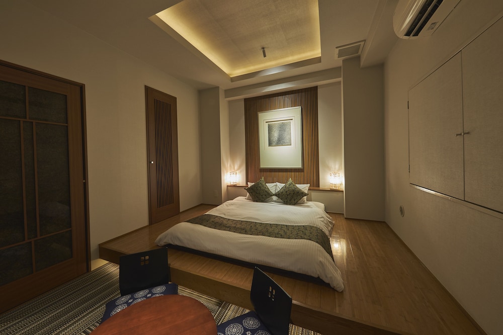 Superior Double Room Queen Bed photo 3