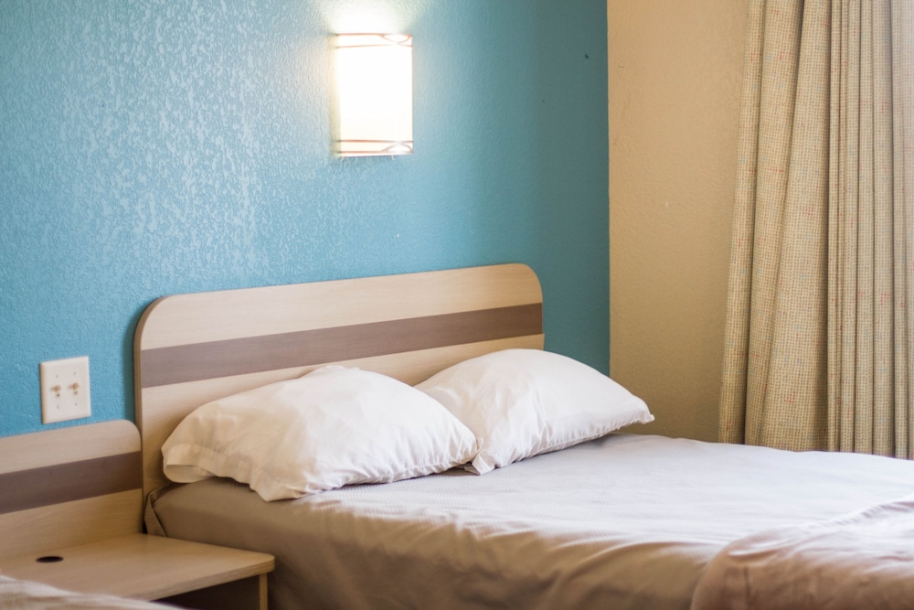 Standard Room, 1 Queen Bed, Non Smoking photo 3