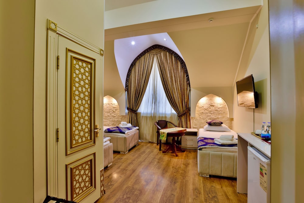 Classic Triple Room, City View
