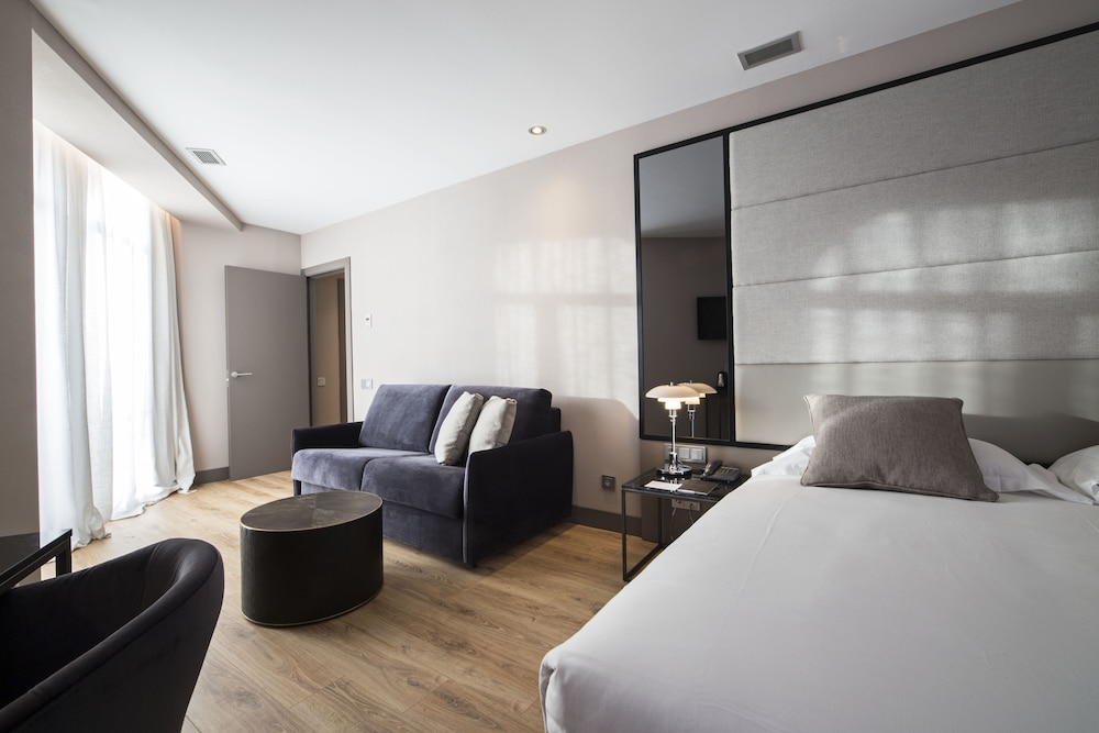 Family Room, 1 Bedroom photo 2