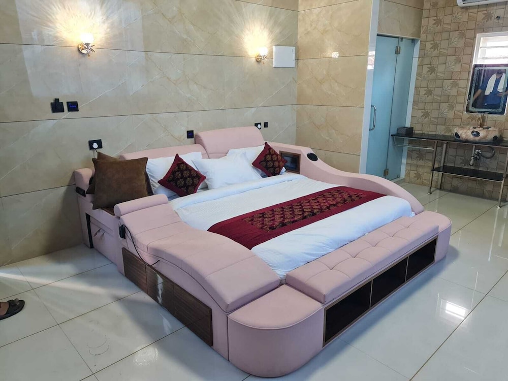 Premium King Room photo 2