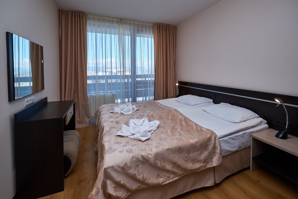 Apartment, 2 Bedrooms, Balcony, Mountain View