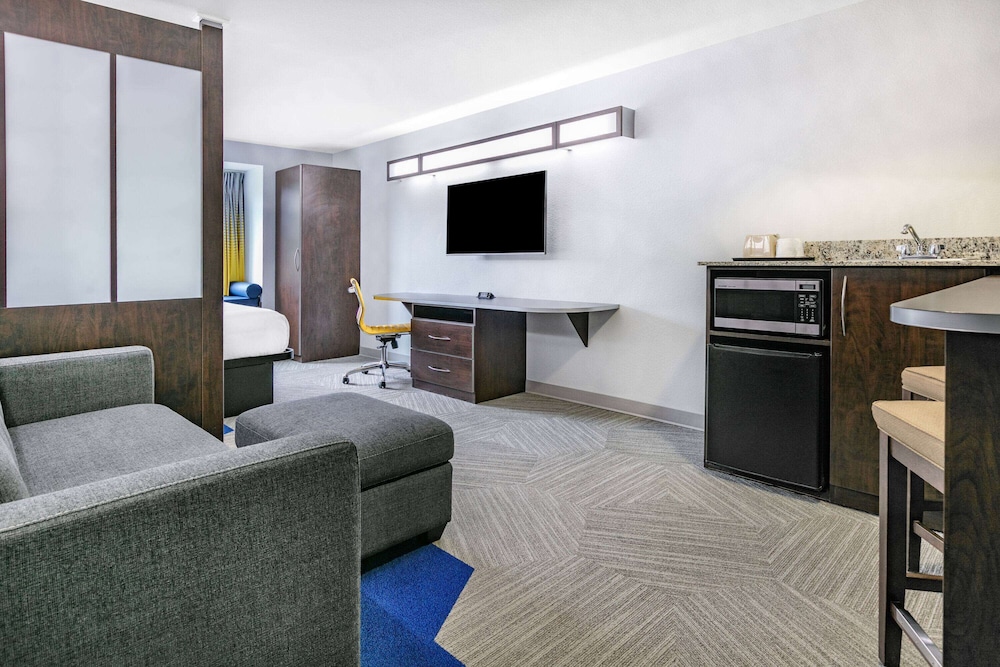 Studio Suite, 1 Queen Bed, Non Smoking - Photo 2