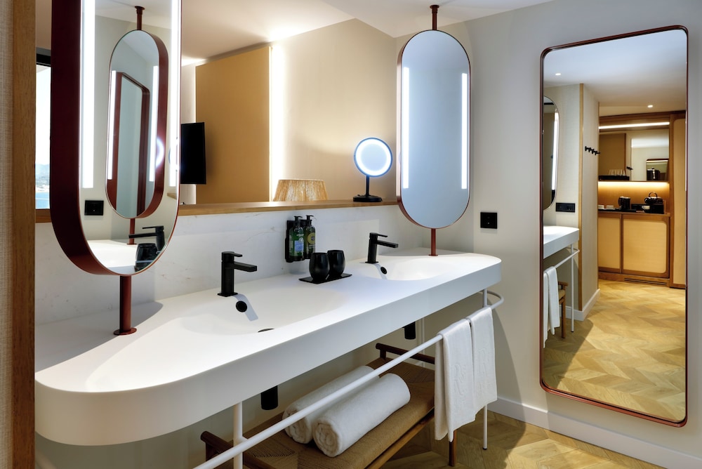 Deluxe Double Room Single Use (Seafront) thumbnail 6