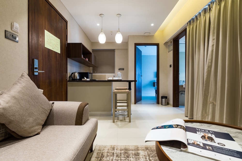 Suite Room with Balcony - Photo 8