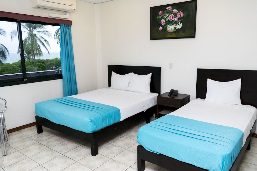 Junior Suite, 1 Queen Bed and 1 Twin Bed - Ocean View photo 3