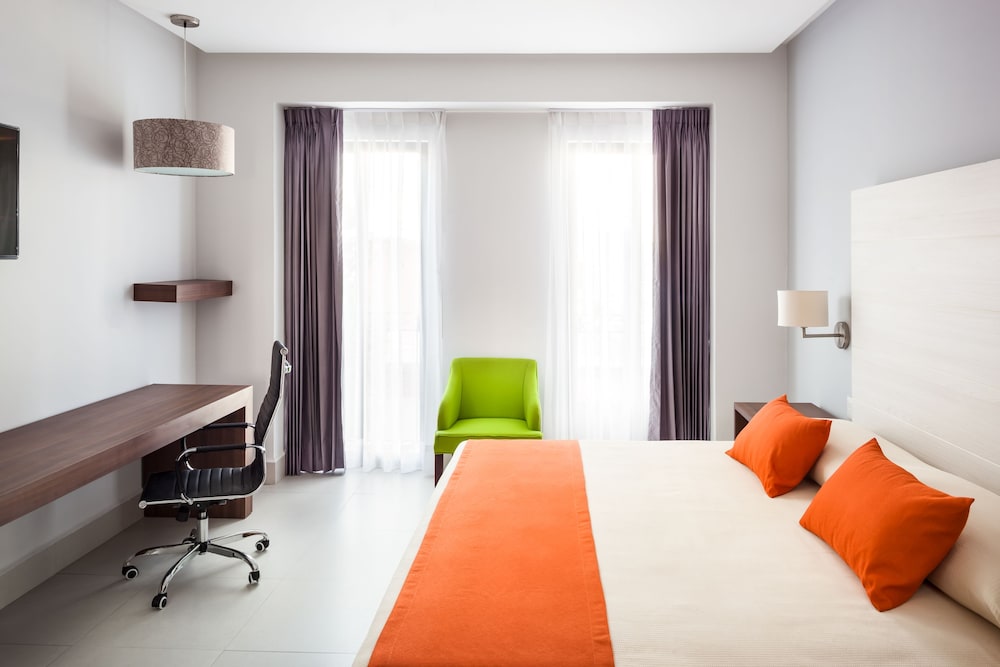 Premier Room, 1 King Bed photo 2