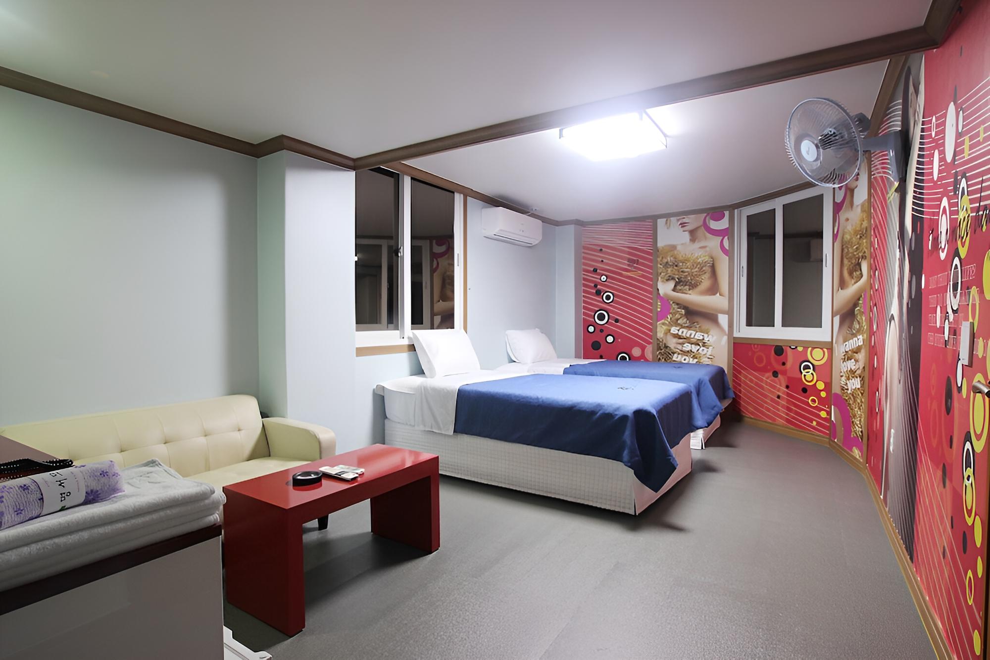 Room (Twin)