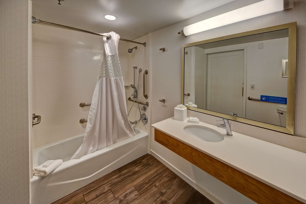 Standard Room, 1 King Bed, Accessible, Non Smoking (Bathtub) photo 3