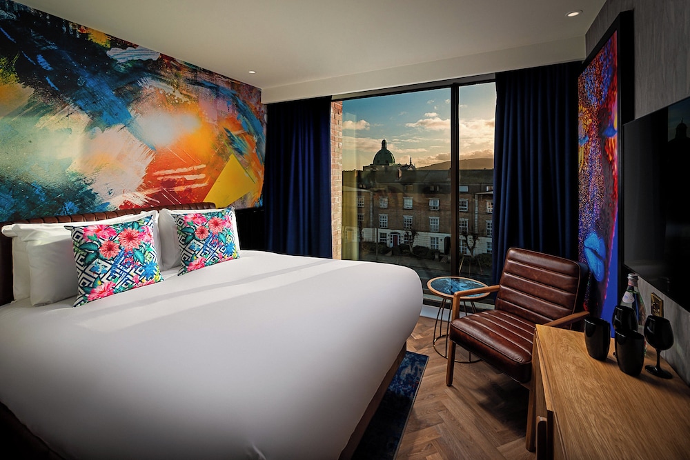 Deluxe Room, 1 Double Bed, Canal View
