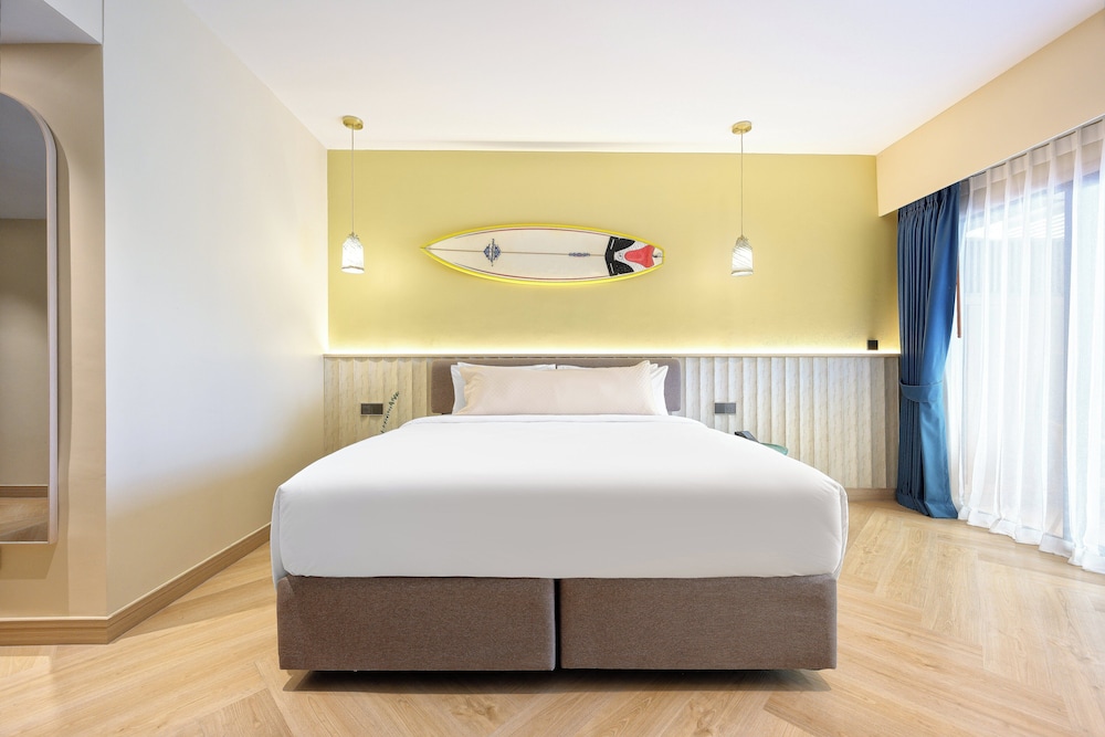 Deluxe Double Room, 1 King Bed, Balcony thumbnail 6