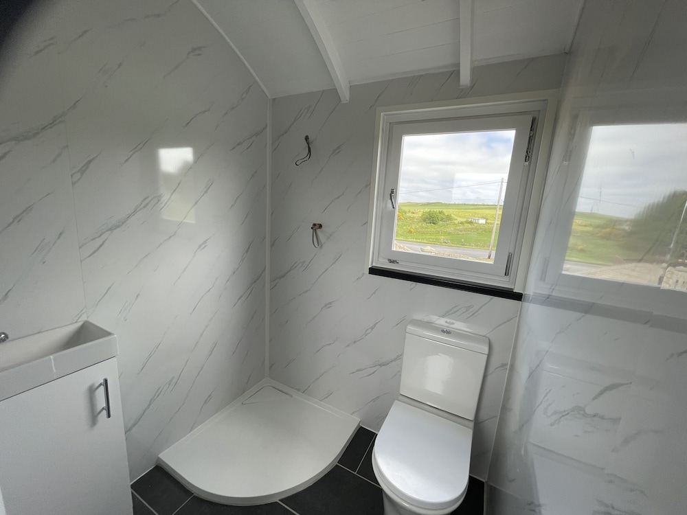 Cabin, Ensuite (The Shepherd's Hut + Hot tub) photo 2
