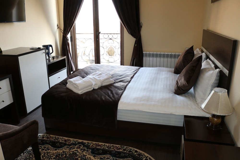 Standard Double Room, 1 King Bed - Photo 5