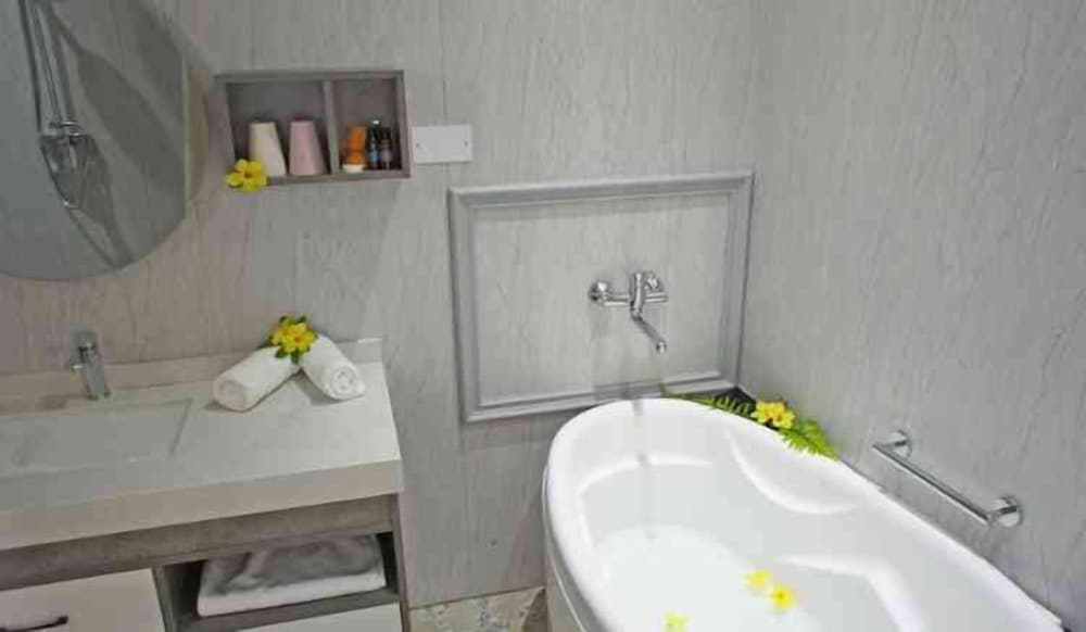 Junior Room, 1 King Bed, Bathtub, Partial Ocean View photo 3